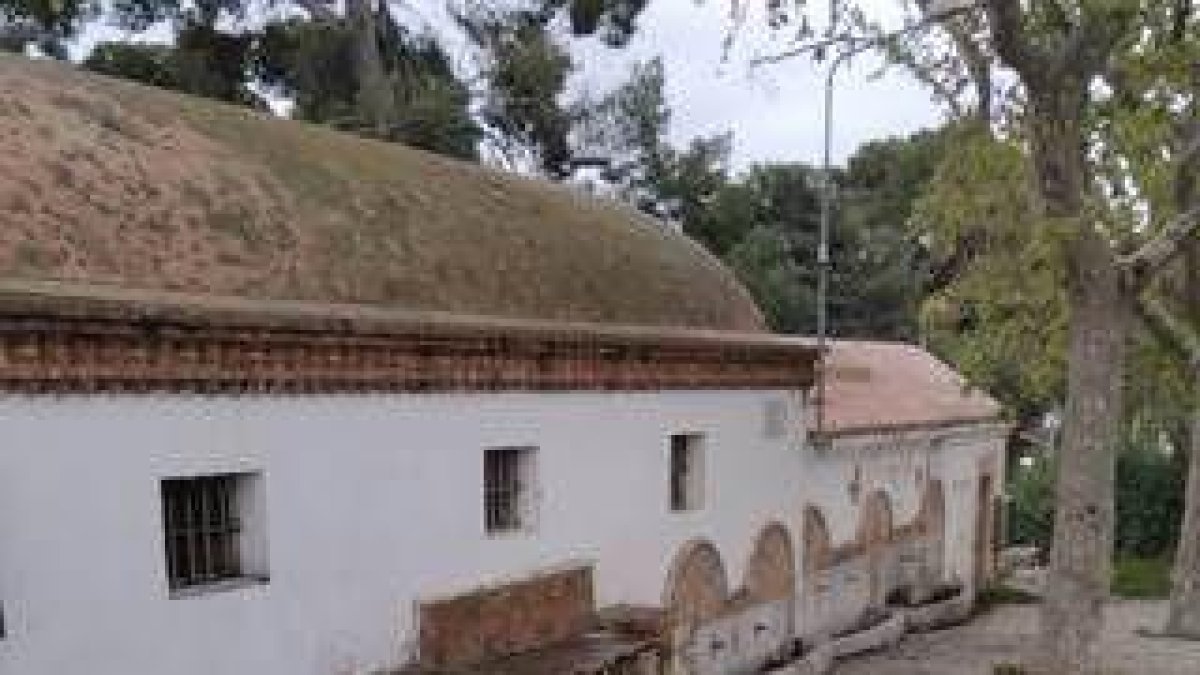 La Brigada Municipal de Tarragona elimina las pintadas de la Font de l'Oliva