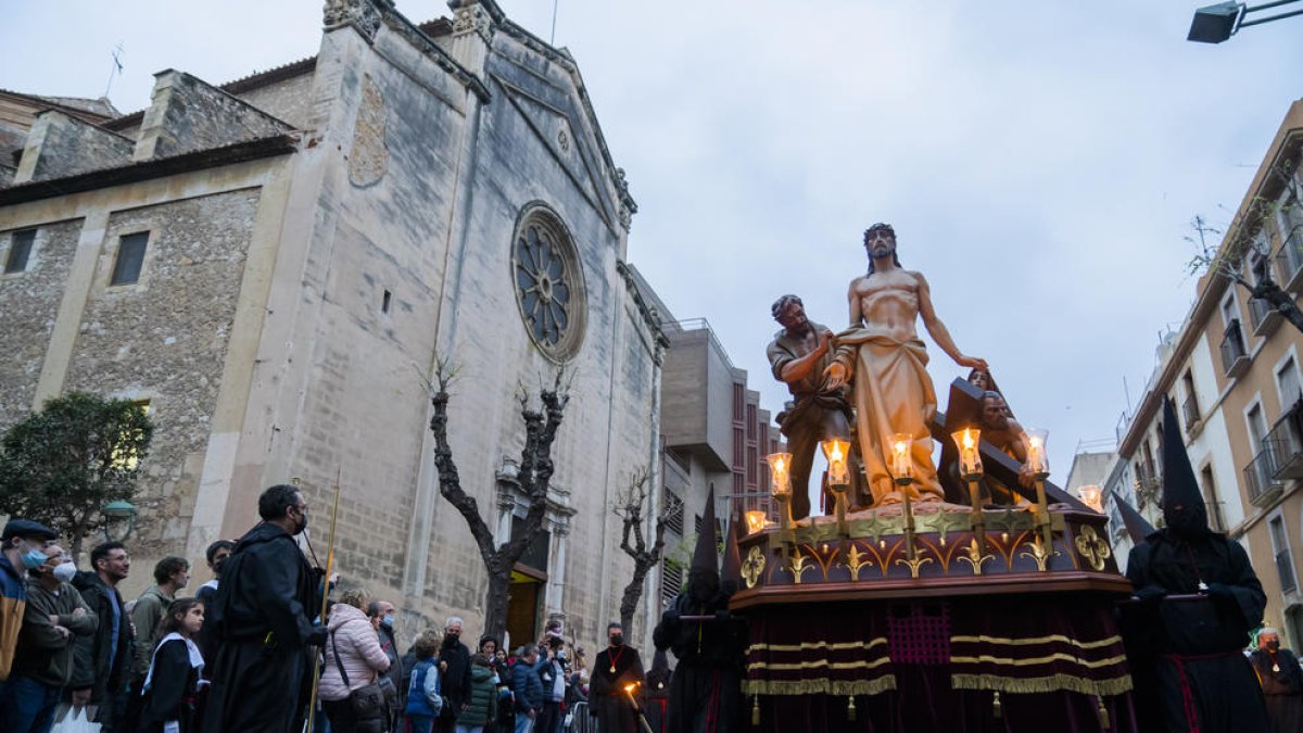 La processó dels Natzarens du la Setmana Santa a la Rambla Vella de Tarragona