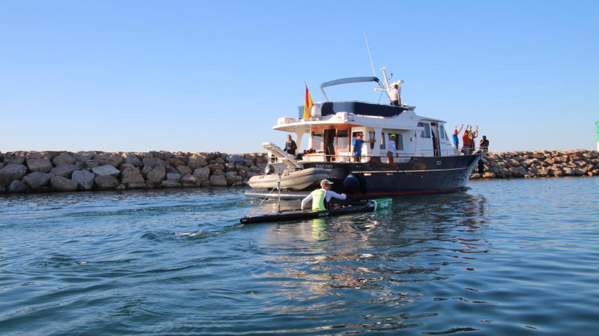 Els nou palistes del RC Nàutic de Tarragona inicien la travessa fins a Sóller en caiac de mar