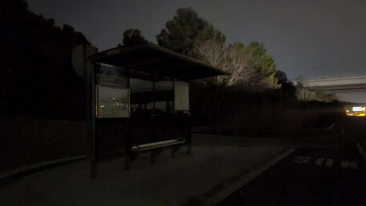 La parada de autobuses del Puente del Diablo, completamente a oscuras