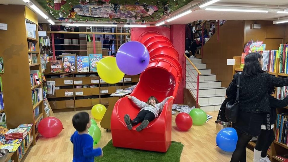 La Capona inaugura una sala infantil amb un tobogan i un sostre de fantasia