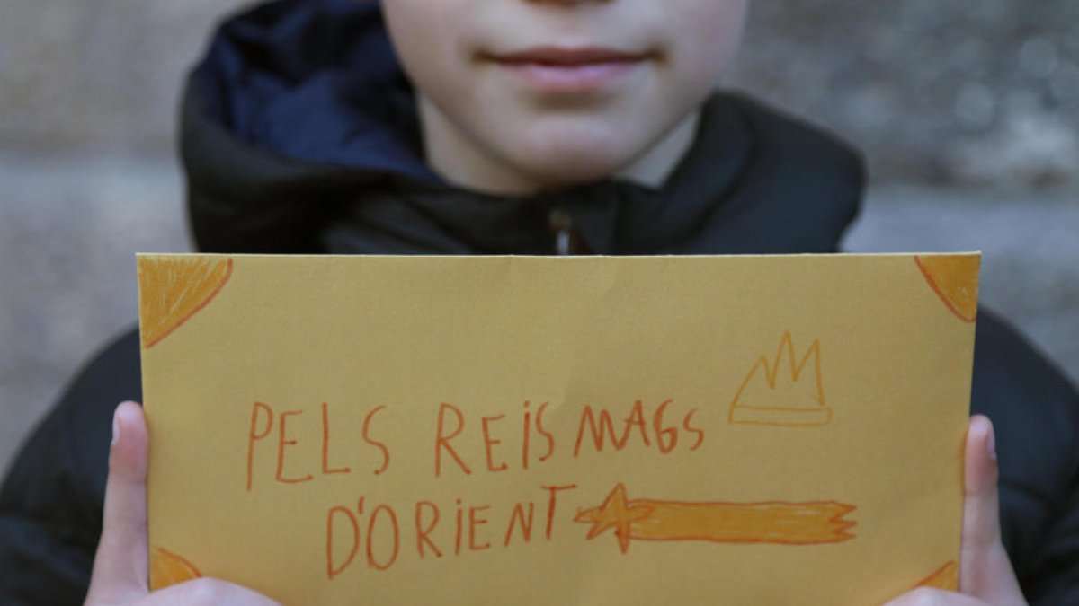 Els Patges Reials recullen cartes dels infants al campament de La Palma de Reus