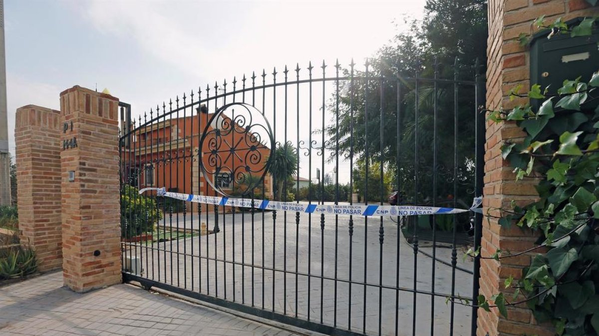Un jove de 15 anys mata els seus pares i el seu germà després d'una discussió per les notes a Elx
