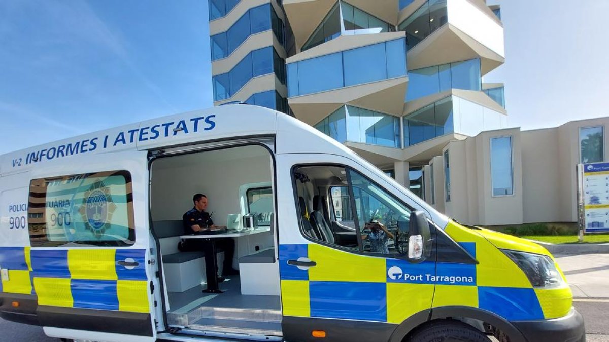 La Policía Portuaria incorpora una nueva furgoneta para el servicio de atestados