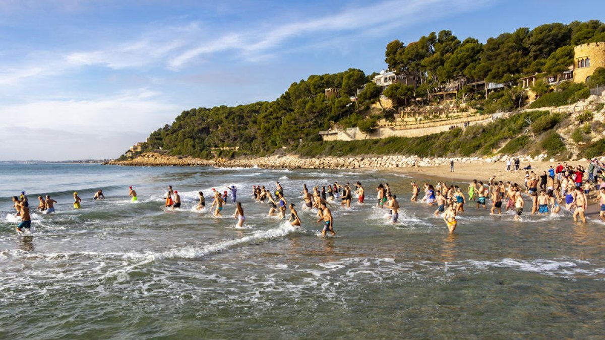 Més d'un centenar de persones donen la benvinguda a l'any a la platja Punta d'en Guineu