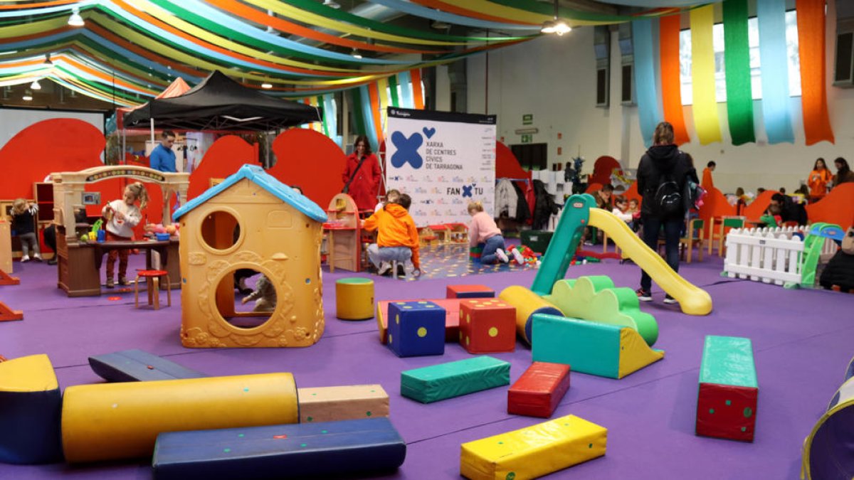 Infants amb autisme i altres necessitats especials gaudeixen del Parc de Nadal de Tarragona