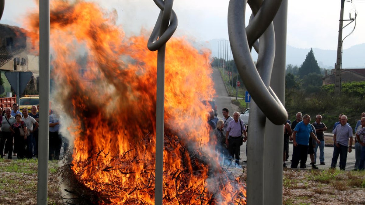 Prop de dos-cents pagesos protesten per les traves en la crema de restes vegetals