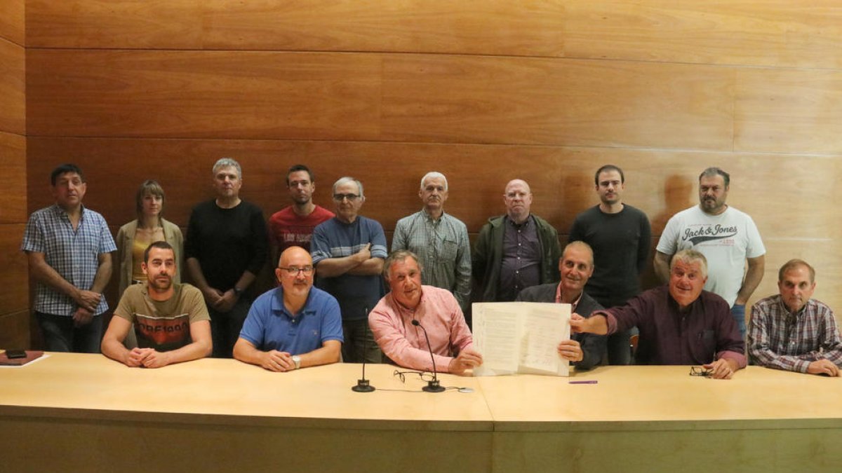 Ayuntamientos, cooperativas y regantes de las Garrigues y Ribera d'Ebre, contra los parques de renovables