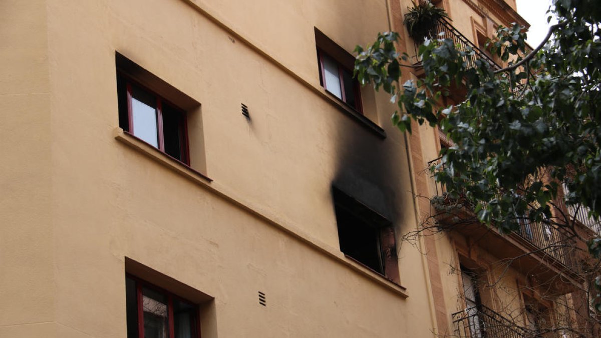 13 dels 17 afectats per l'incendi d'un hotel a Barcelona seran reallotjats al mateix establiment