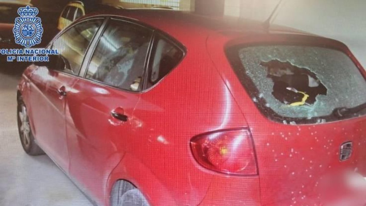 Agrede con un bastón y un hacha a su vecino y le tirotea el coche en Murcia