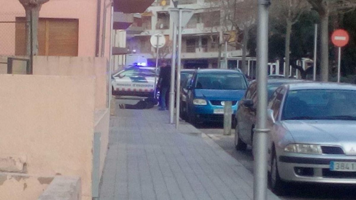 Reducen y trasladan al hospital a un joven que estaba destrozando su habitación en Salou