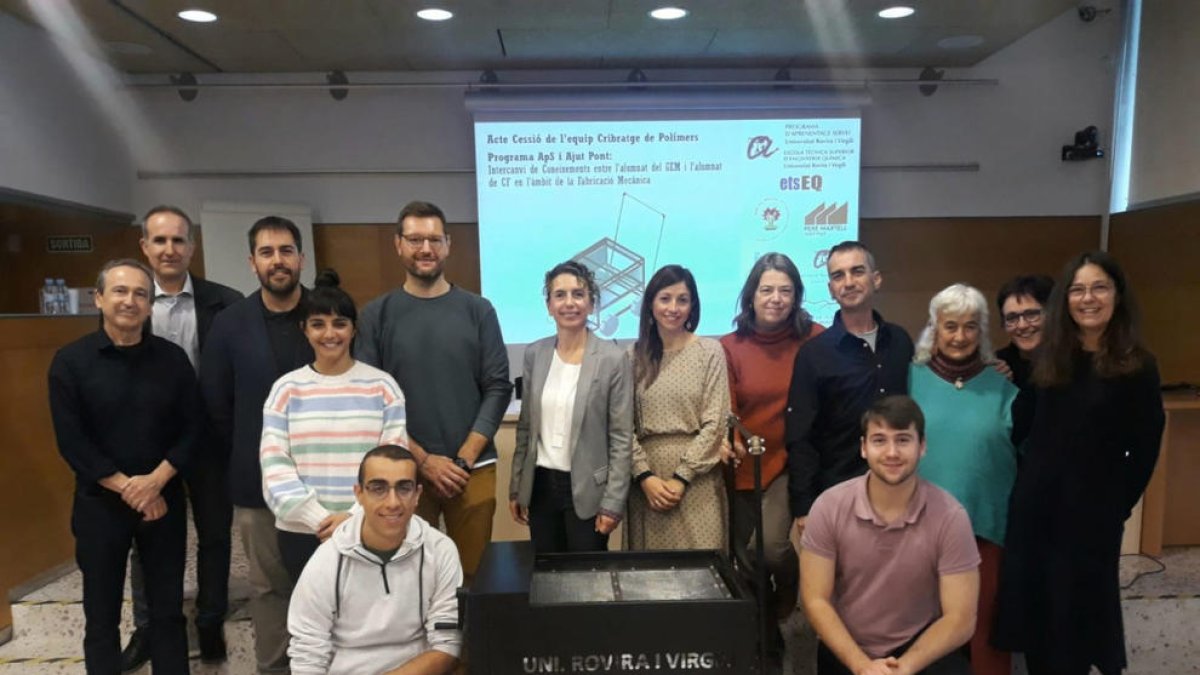 Alumnos de ingeniería mecánica de la URV crean un aparato para recoger microplásticos en la playa