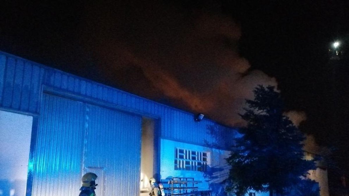Un incendio destruye una nave industrial de Ulldecona
