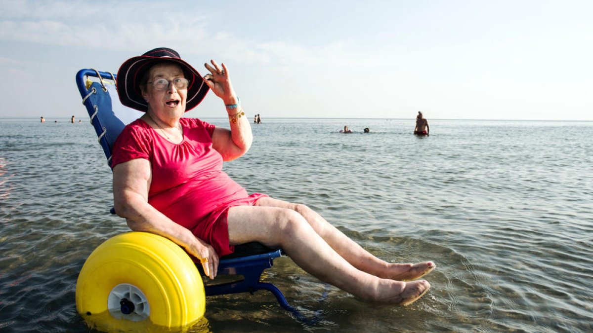 Altafulla estrena la reserva del servicio gratuito de baño asistido con recogida y vuelta a domicilio