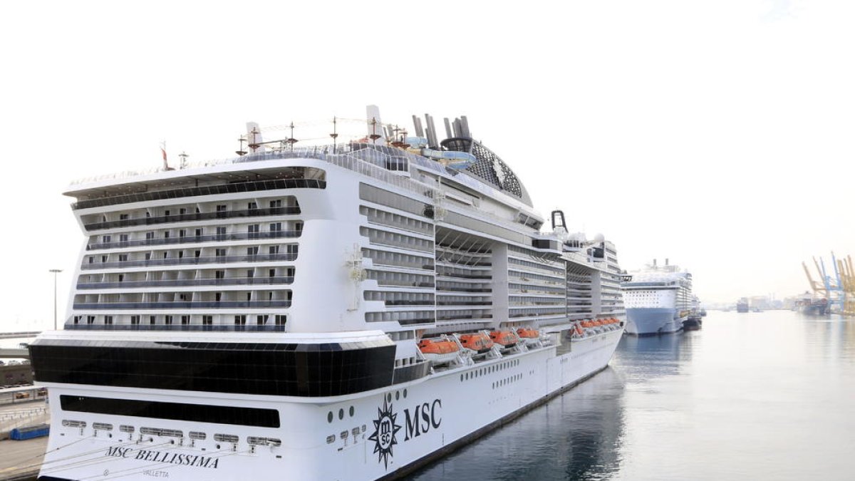 Les càmeres de seguretat descarten que la persona que busquen a l'aigua del Port de Barcelona hagi caigut del creuer