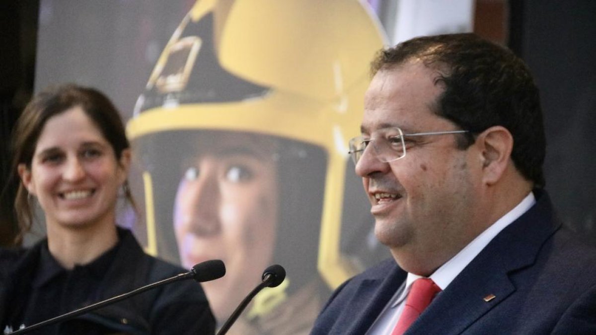 La próxima promoción del cuerpo de Bombers tendrá una reserva para integrar hasta 96 mujeres