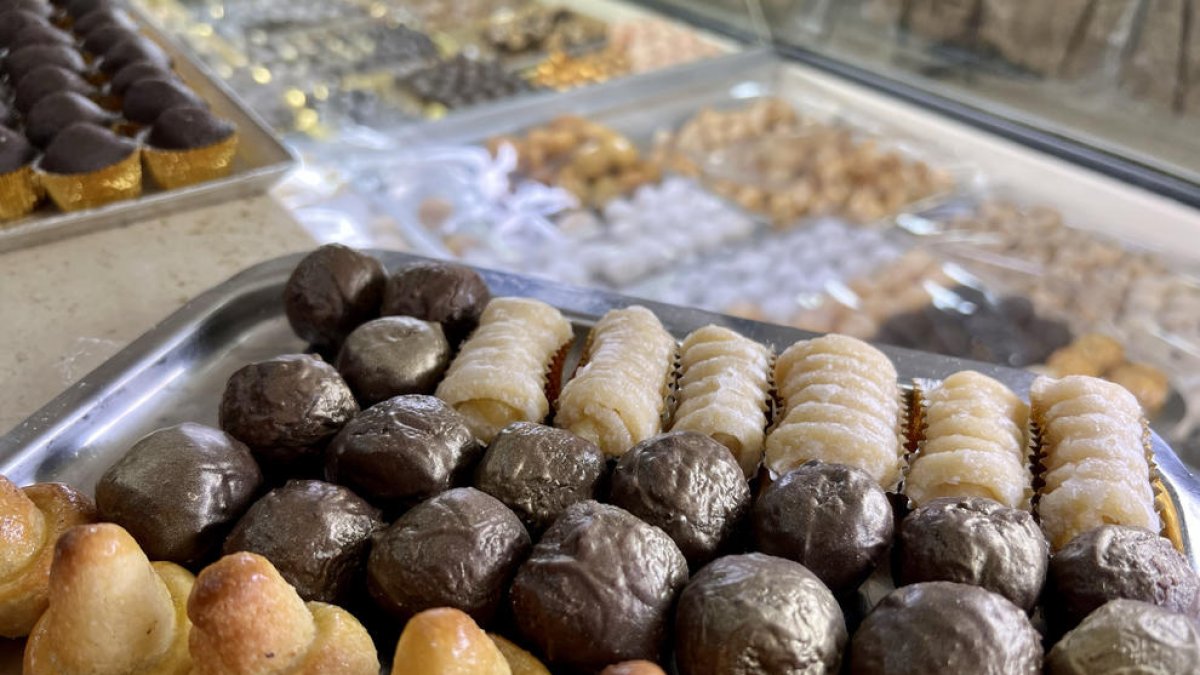 Els panellets superen la crisi de preus i segueixen omplint les llars per Tots Sants