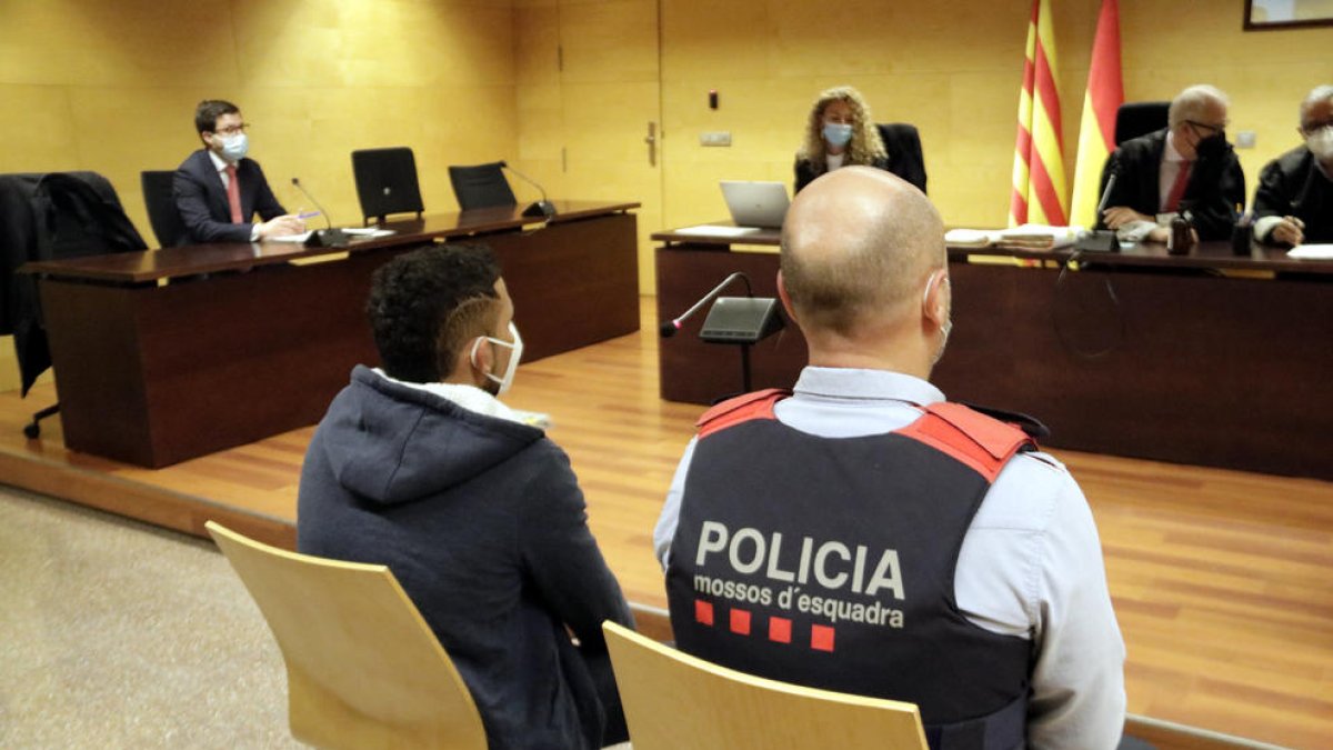 Acepta 11 años de prisión para abusar «al menos en diez ocasiones» de su hija de 9 años