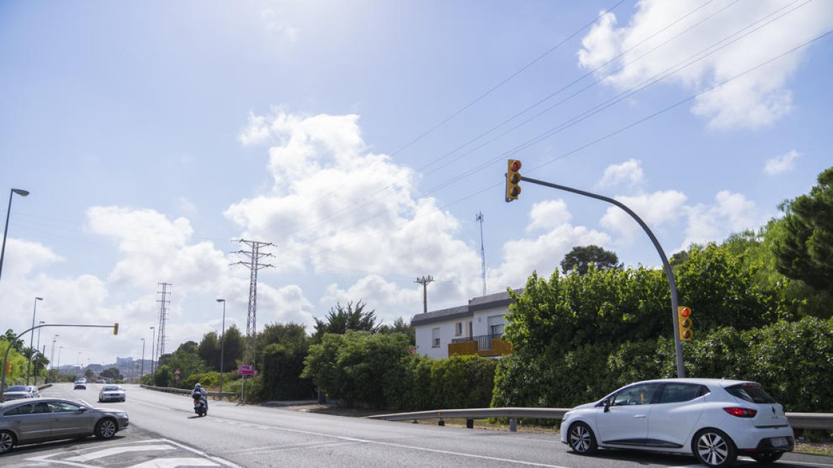 El nou semàfor de la Savinosa de Tarragona entra en servei per canviar la mobilitat