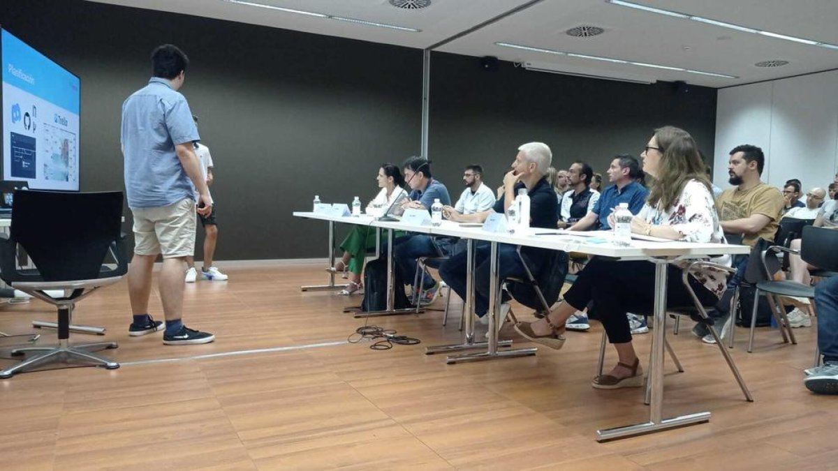 La primera promoció del programa de Techma, Esplai i T-Systems a Reus finalitza el curs formatiu