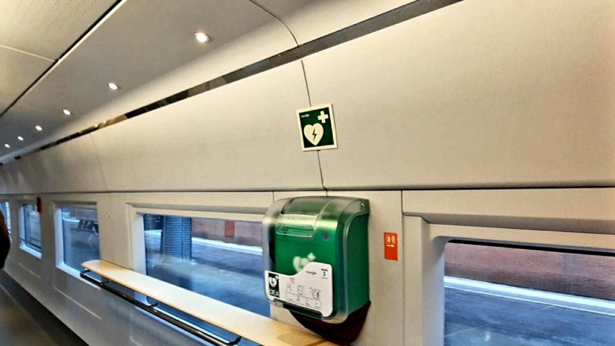 Renfe instal·la prop de 700 desfibril·ladors a la seva flota de trens amb una inversió de 3 MEUR