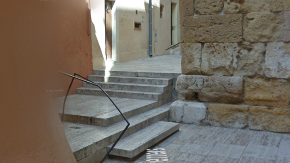 Un cotxe d'alta gamma es queda atrapat durant la nit a les escales del carrer Ferrers de la Part Alta