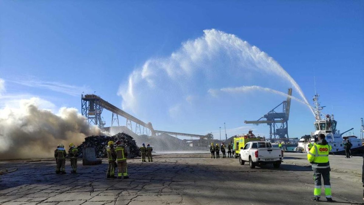 El Port de Tarragona activa el Pla d'Autoprotecció en prealerta per un incendi en una muntanya de ferralla