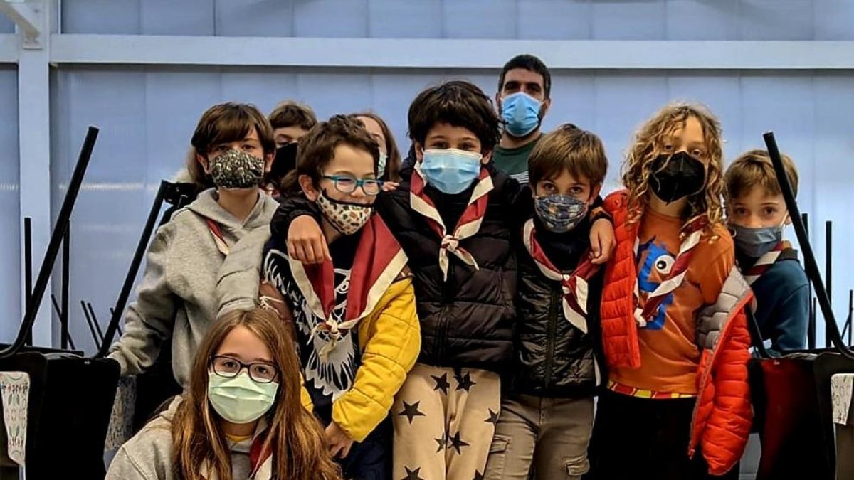 L'Agrupament Escolta i Guia Montsant-Cim fa una donació d'aliments i roba al Centre Social El Roser