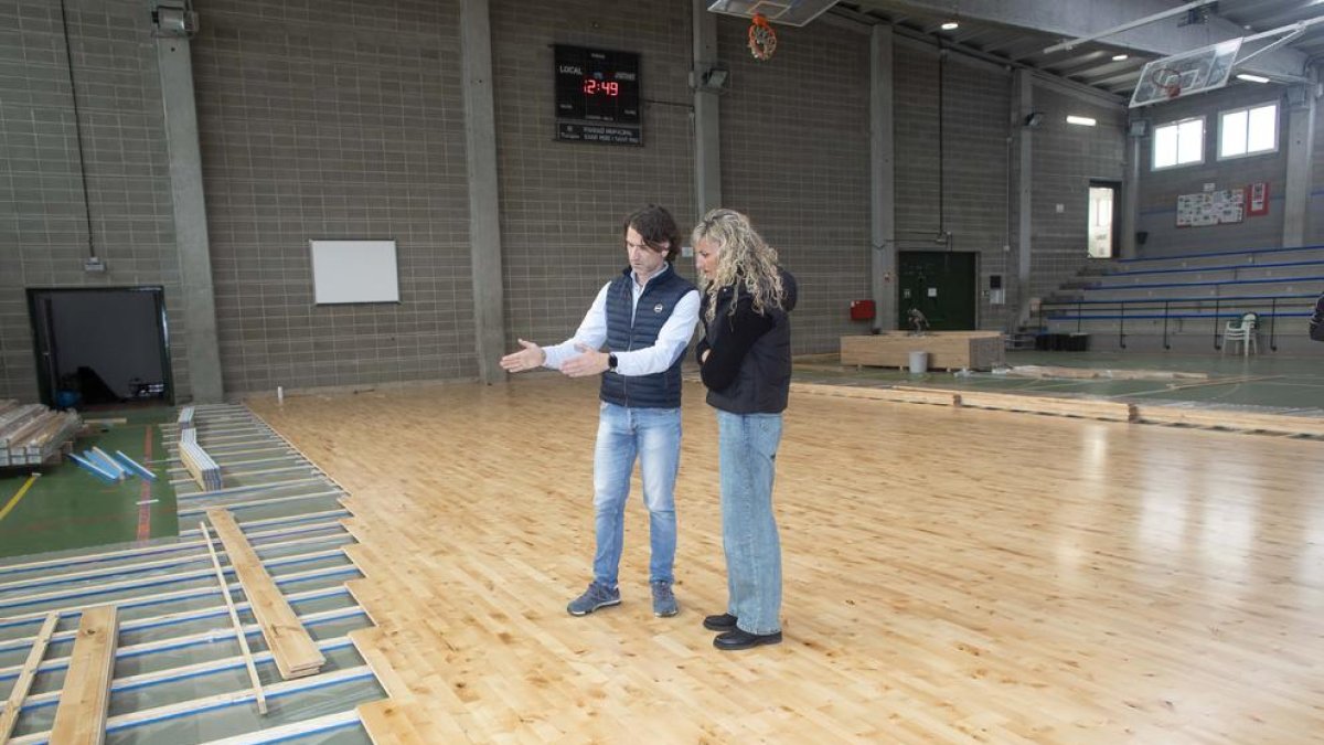 Comencen les obres per canviar el paviment del pavelló municipal de Sant Pere i Sant Pau