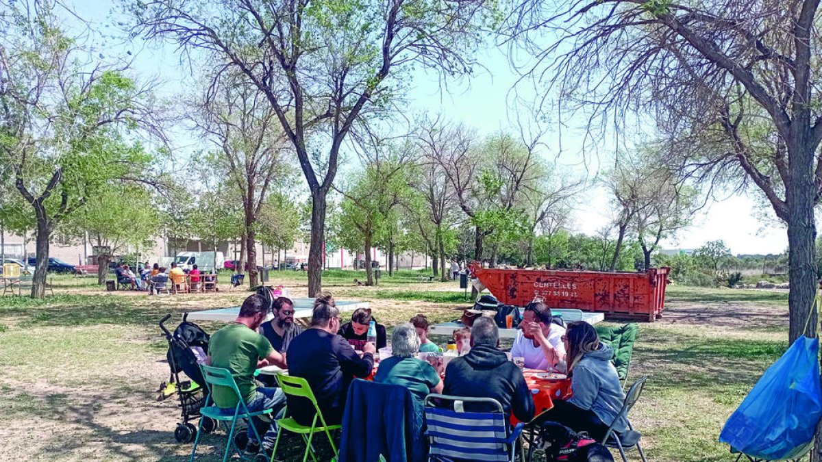 Els usuaris es troben el Parc per a les Famílies de Reus sense barbacoes ni taules