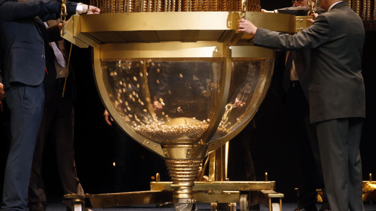 El tercer premi de la rifa de Nadal, el 45250, es ven íntegrament a Madrid