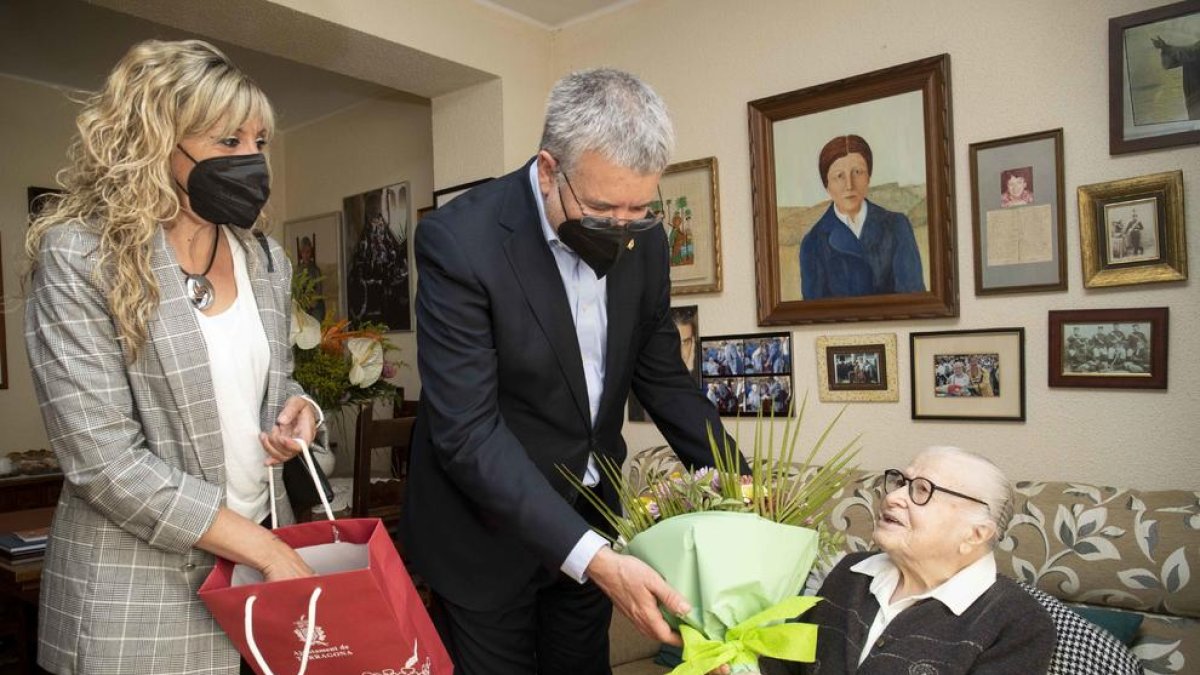 El alcalde de Tarragona, Pau Ricomà, felicita a la abuela centenaria Teresa March García