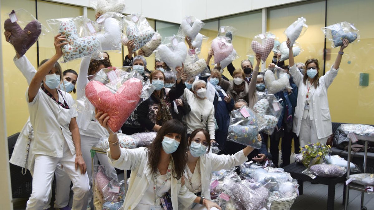 El Hospital Sant Joan de Reus recibe 70 cojines «con corazón» para enfermas con cáncer de mama