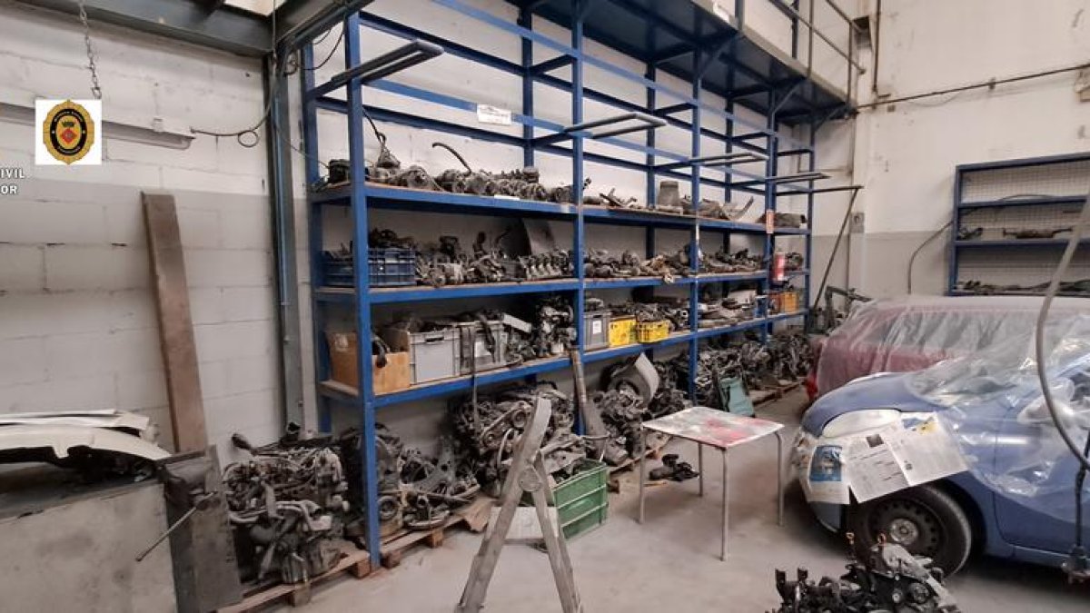 Desmantellen un taller de vehicles il·legal a Constantí