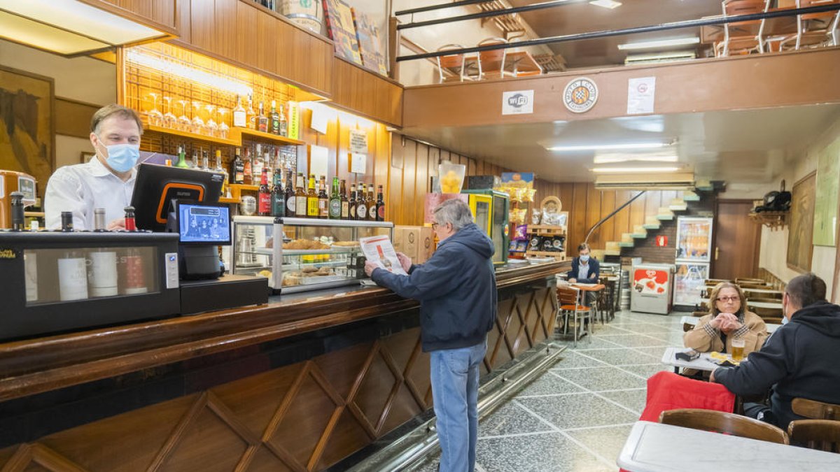 «Llevo dos mascarillas porque creo que todavía es pronto para sacarlas»