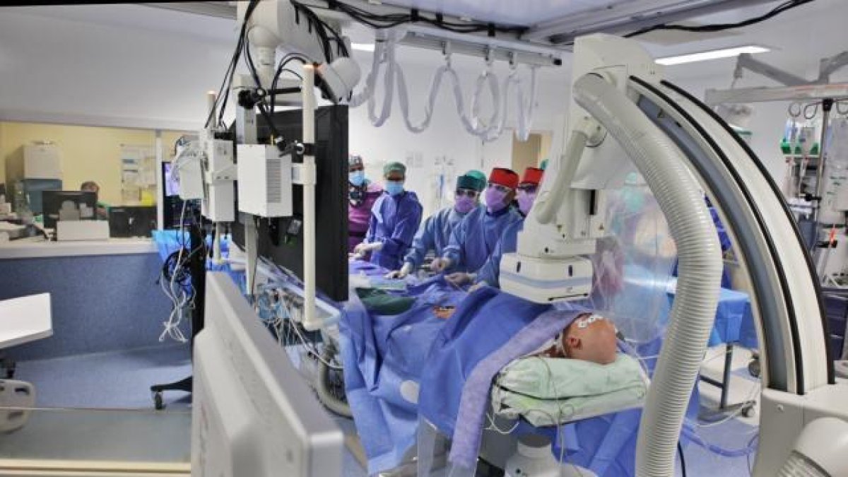 Bellvitge realiza una intervención pionera en el mundo en un corazón|coro trasplantado