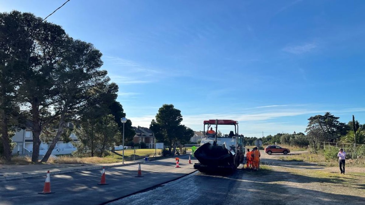 L'Ajuntament de l'Hospitalet de l'Infant està millorant el paviment de la Via Augusta