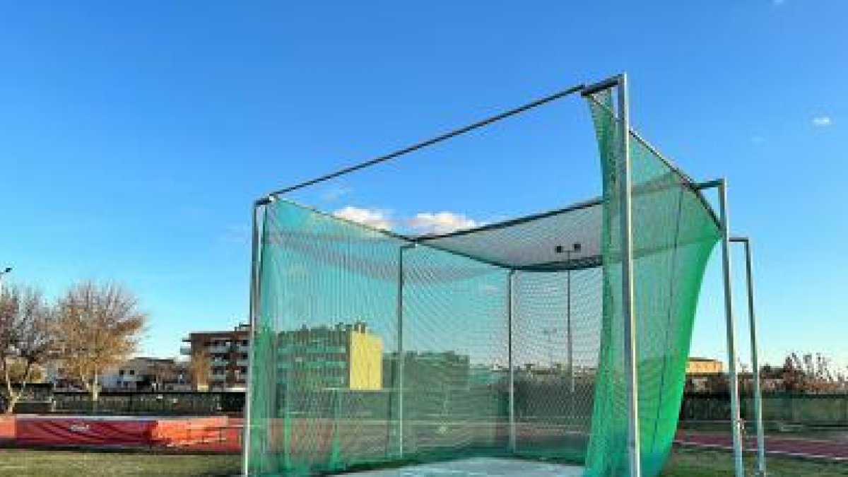 La pista d'atletisme de Torredembarra estrena una gàbia annexa per als entrenaments de llançament