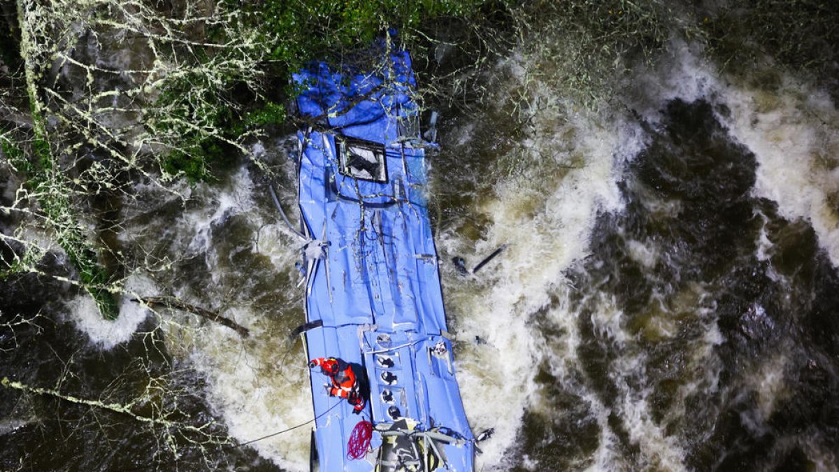 Sis morts i dos supervivents després de caure un bus al riu a Pontevedra