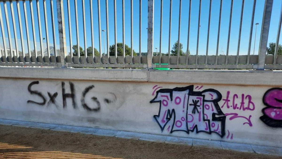 Fan pintades a la nova zona lúdica i esportiva de Sant Salvador