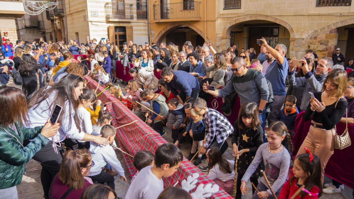 Más de 500 niños hacen cagar el Tió más grande del mundo en Alcover