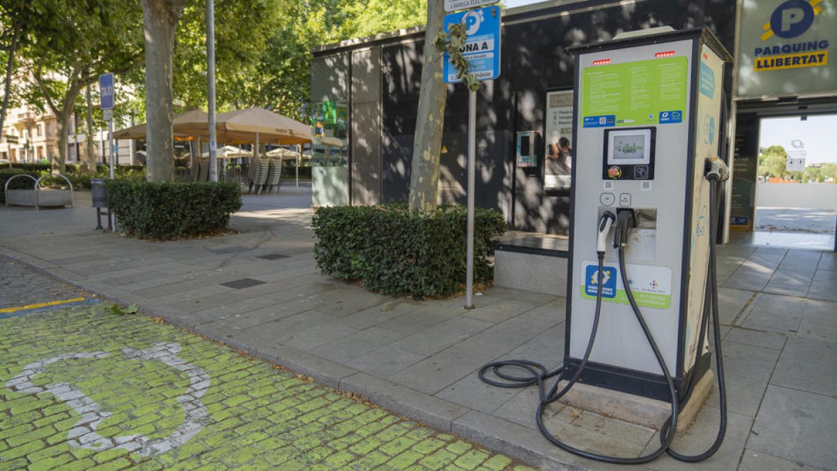 Propietarios de vehículos eléctricos se quejan del mal uso de los cargadores en Reus