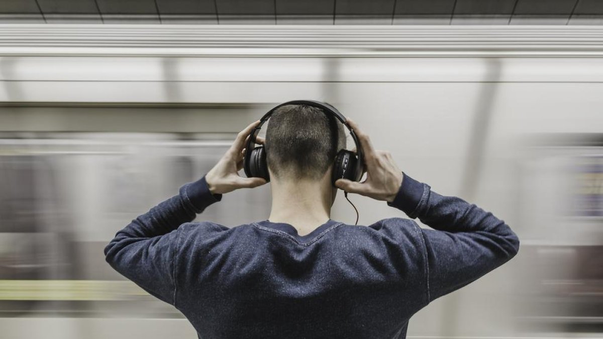 Una nueva tecnología permite medir la salud auditiva desde los auriculares