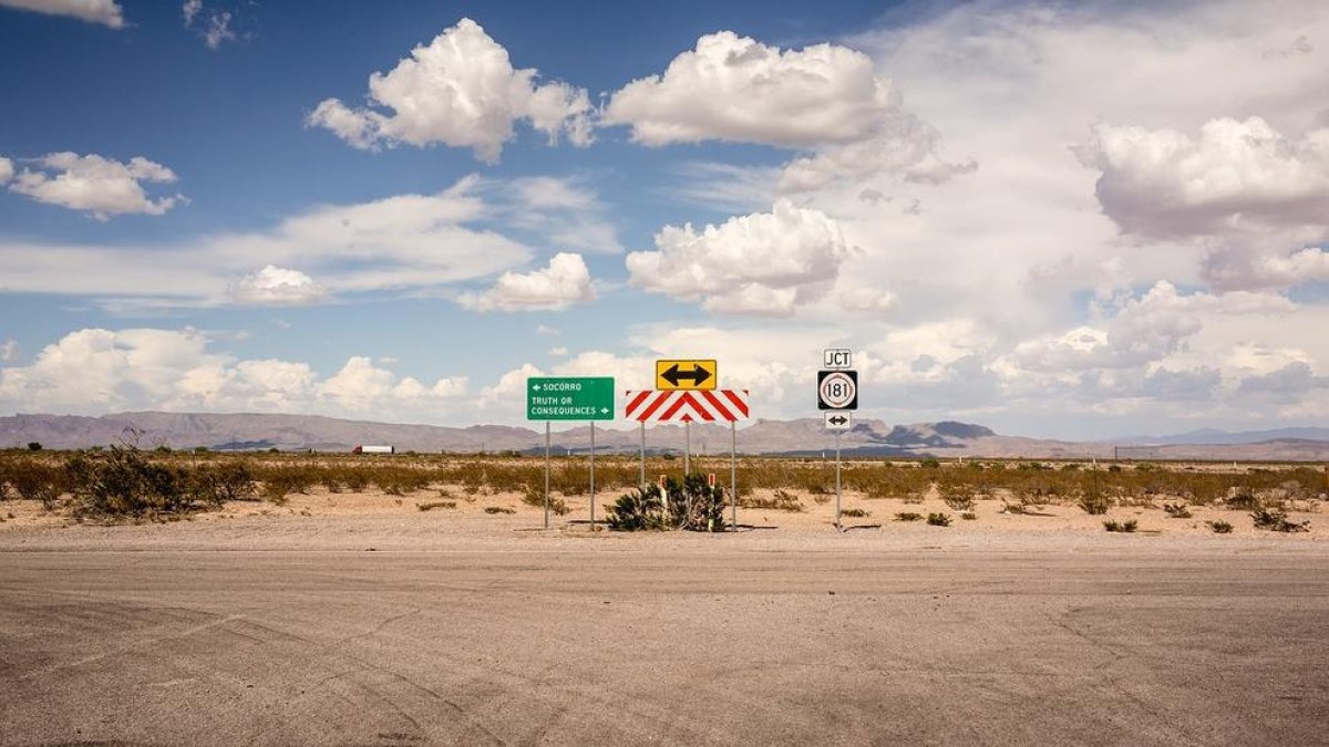 ¿Qué tienes que hacer si te encuentras dos señales de circulación contradictorias?