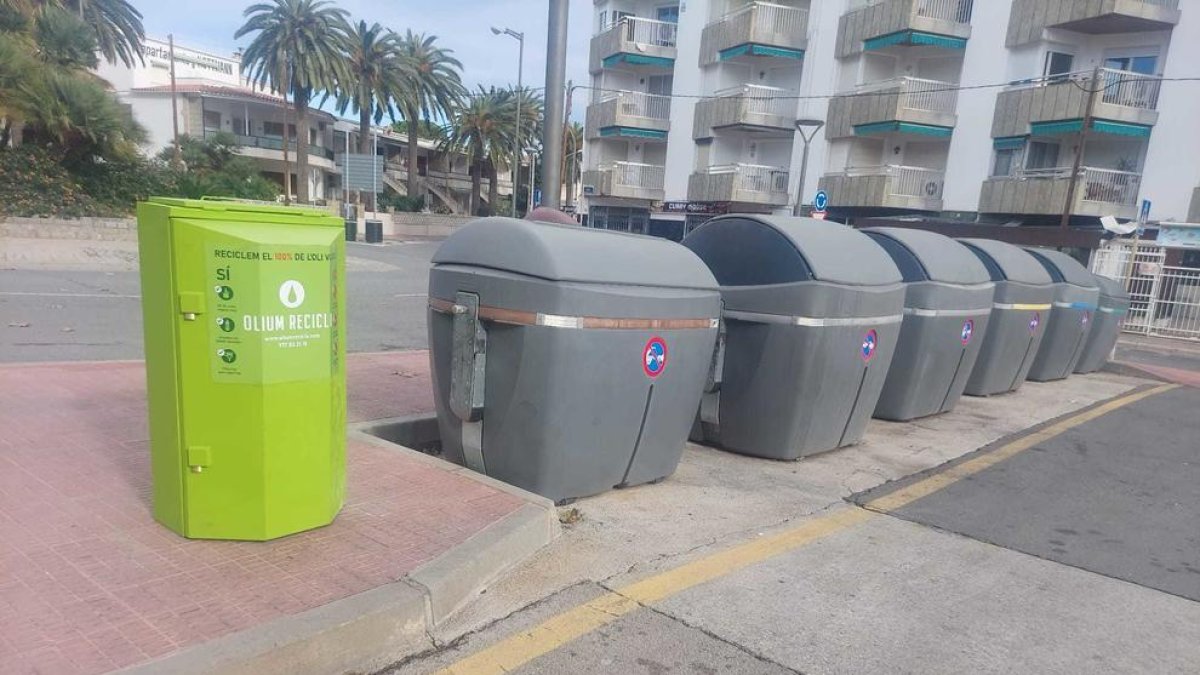 Cambrils compta amb quatre nous contenidors per la recollida d'oli vegetal usat