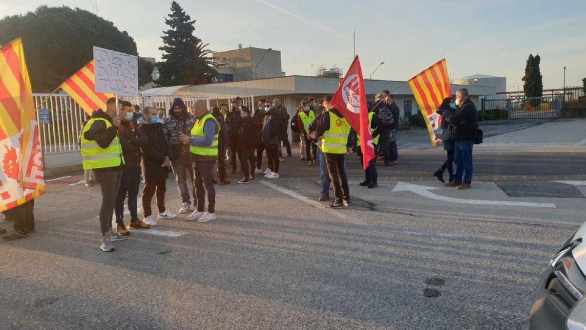 Els treballadors de Covestro es mobilitzen a Tarragona per reclamar millores laborals