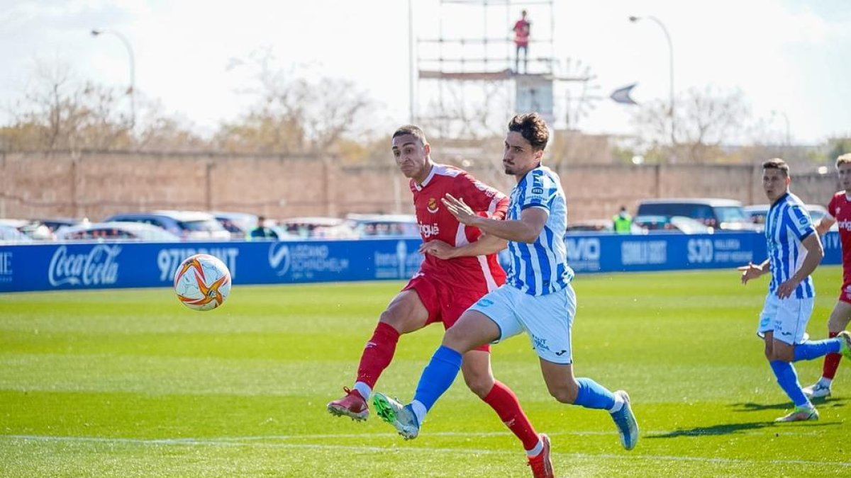 Intercambio de golpes sin acierto entre los dos equipos