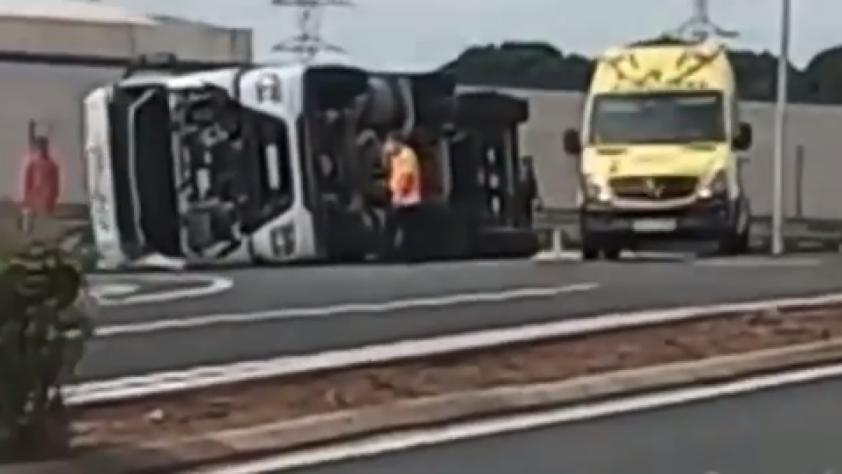 Bolca un camió a la rotonda del polígon industrial de Constantí