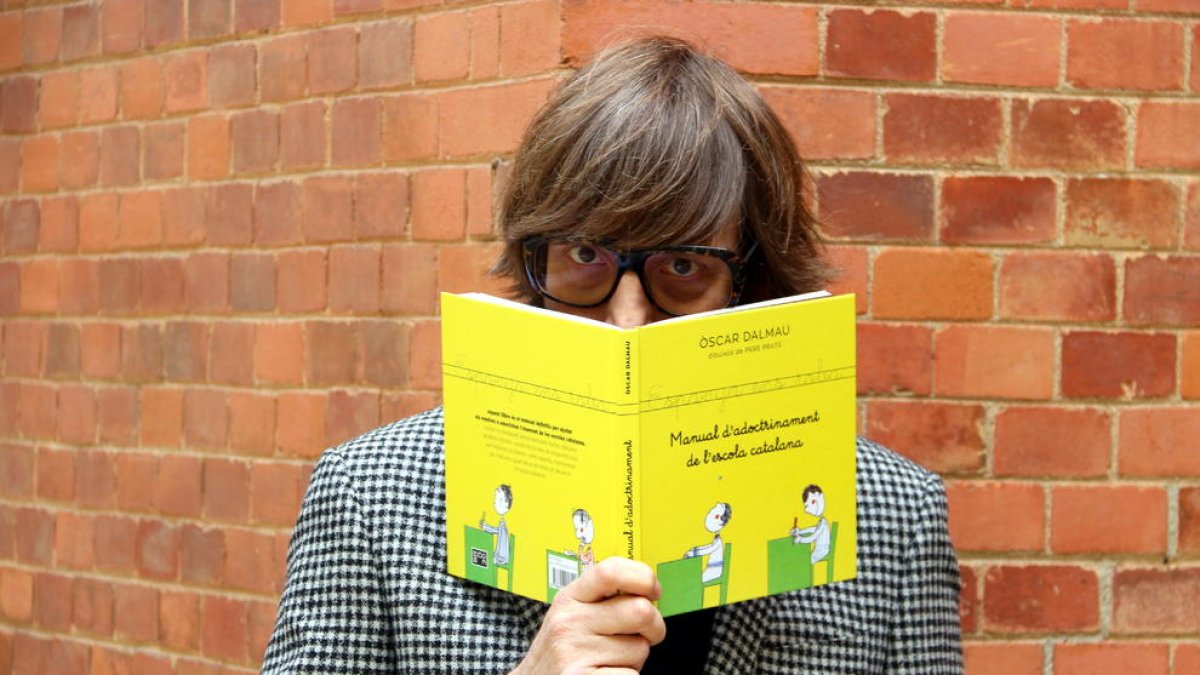 VOX Tarragona confon un llibre satíric amb una obra infantil i les xarxes se'n riuen