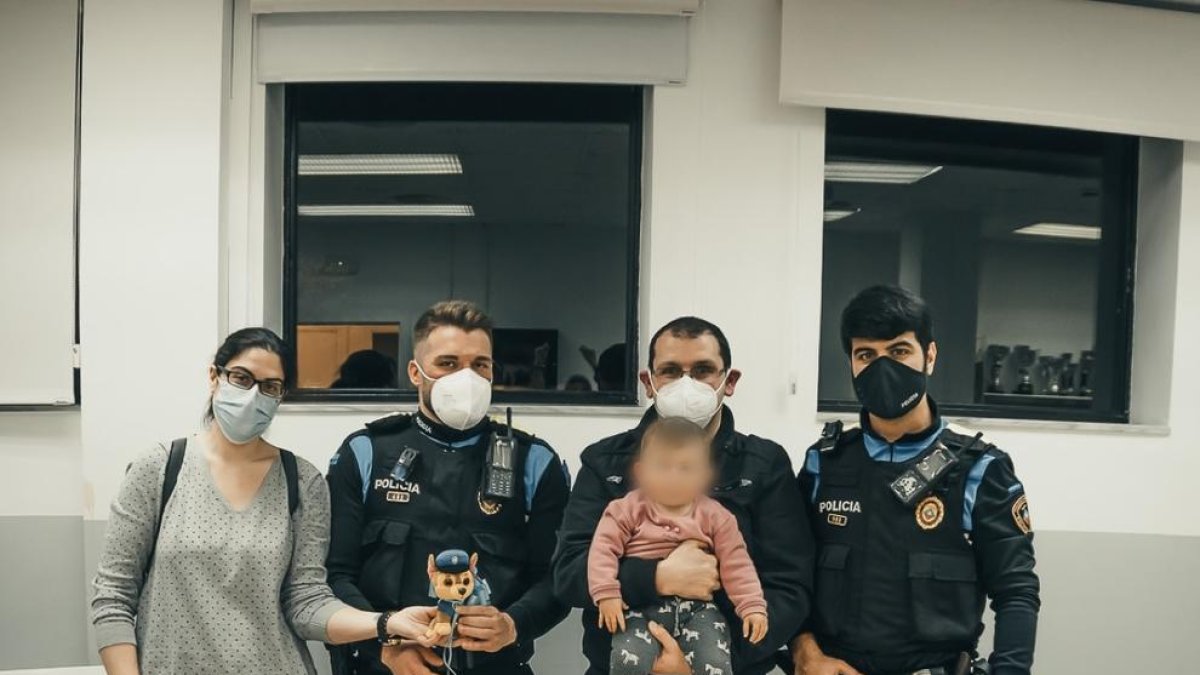 Dos policías de Esplugues de Llobregat salvan la vida a una niña de 14 meses que se estaba ahogando